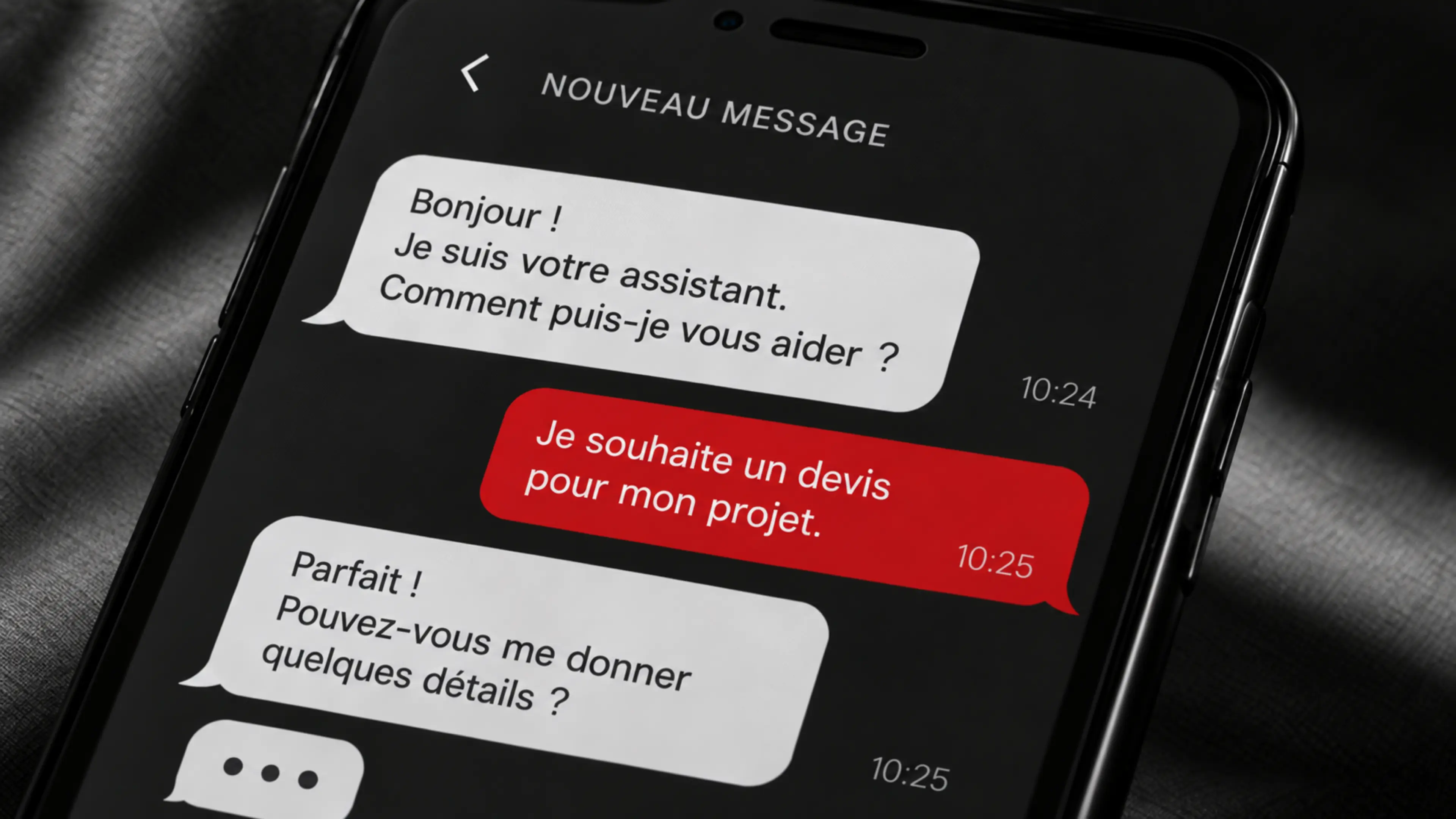 Un téléphone affiche une conversation : l’assistant salue, un client demande un devis, l’assistant lui demande quelques détails.